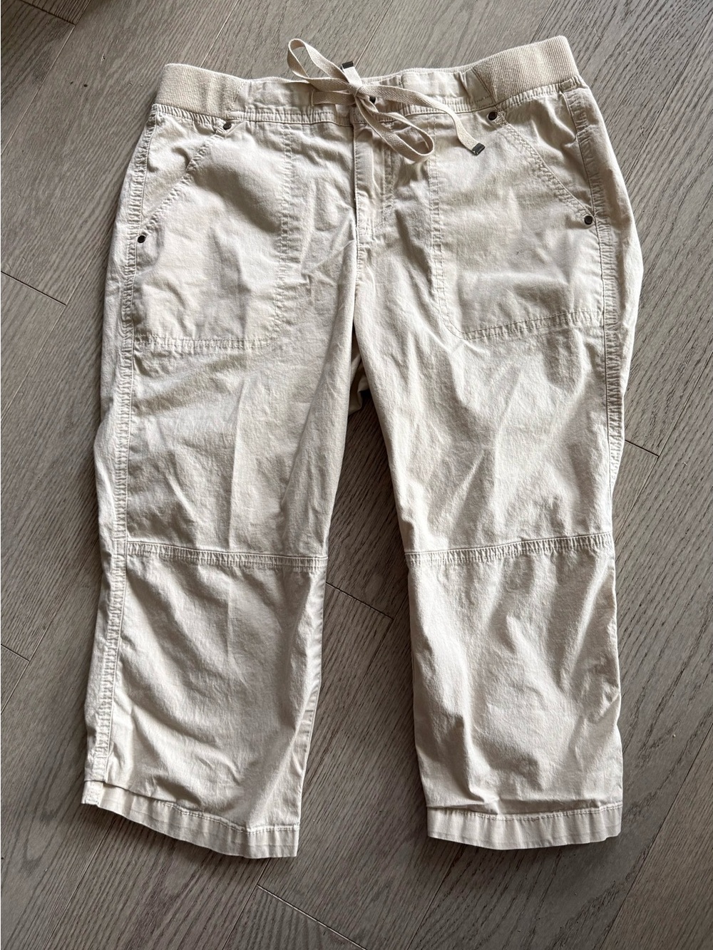 Reitmans Women's Beige Elastic Waist Capri Pant in size 8 Petites - Picture 1 of 11